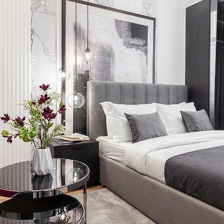 Lovely Apartment On Drahomanova Street Lviv Buitenkant foto