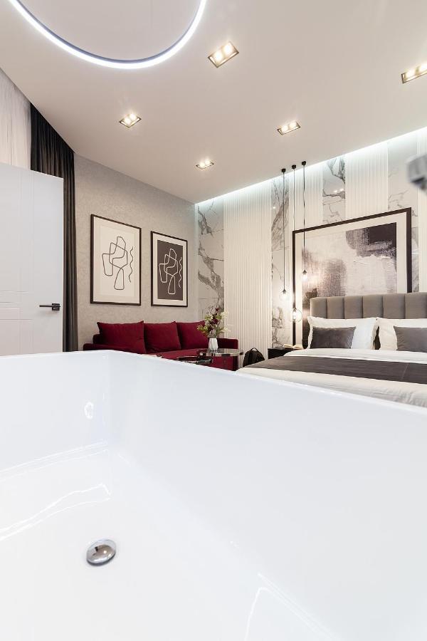 Lovely Apartment On Drahomanova Street Lviv Buitenkant foto