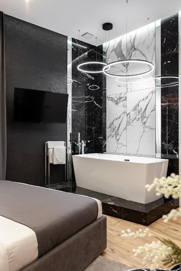 Lovely Apartment On Drahomanova Street Lviv Buitenkant foto