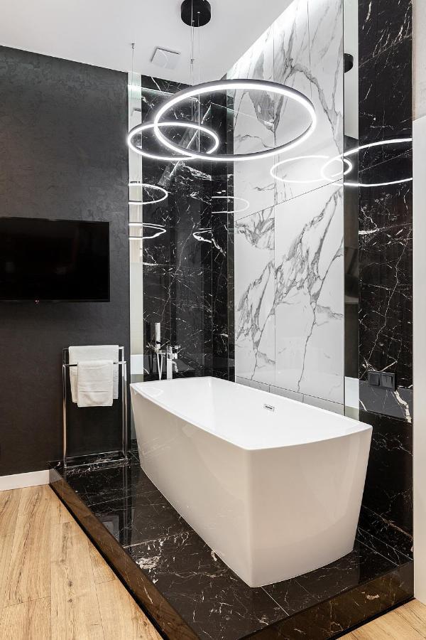 Lovely Apartment On Drahomanova Street Lviv Buitenkant foto