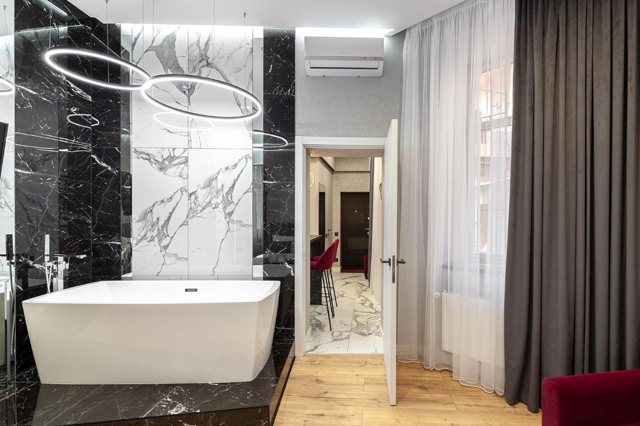 Lovely Apartment On Drahomanova Street Lviv Buitenkant foto